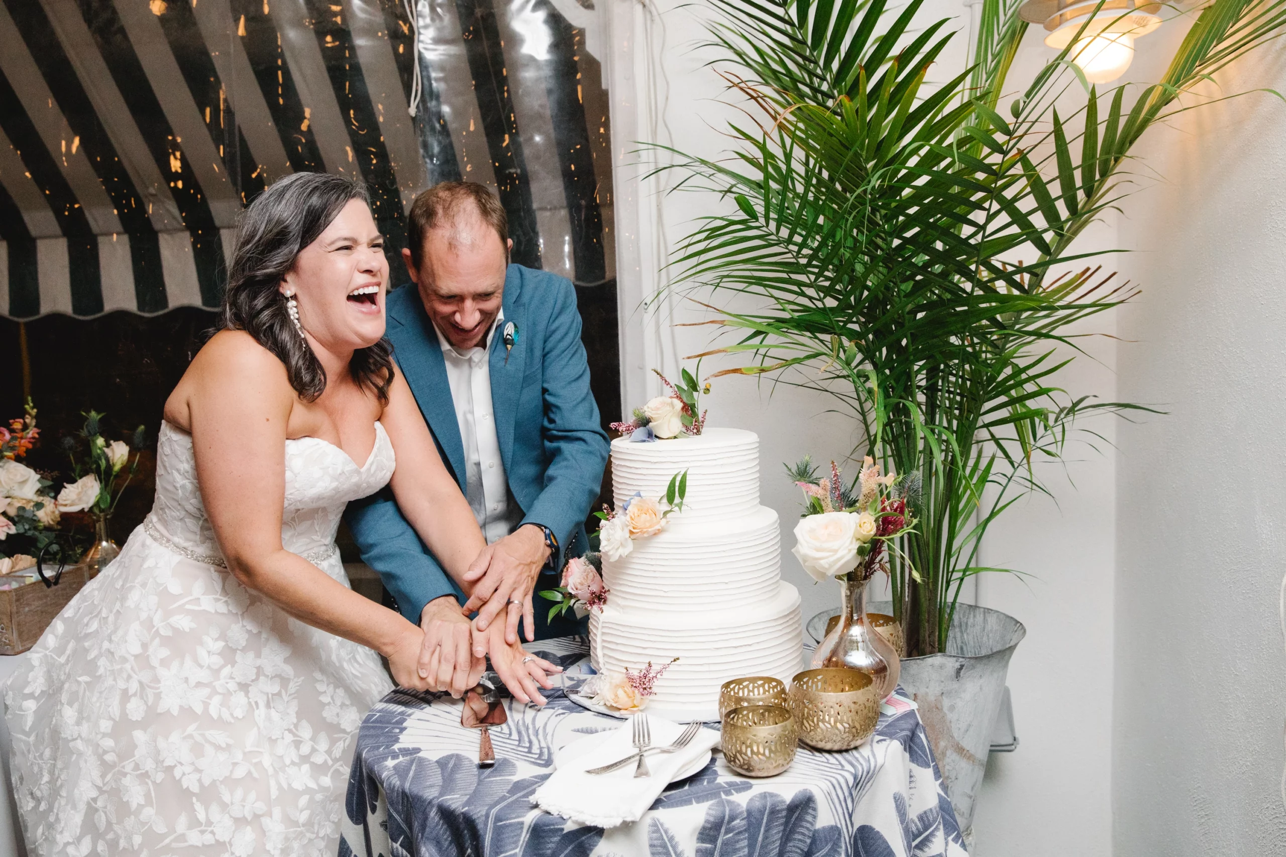 cutting wedding cake